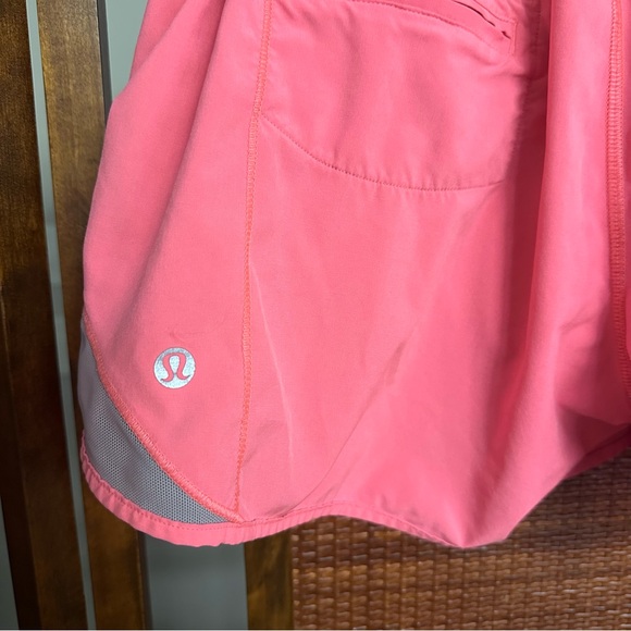 Lululemon Hotty Hot Short in flash light size 8 - Picture 4 of 4